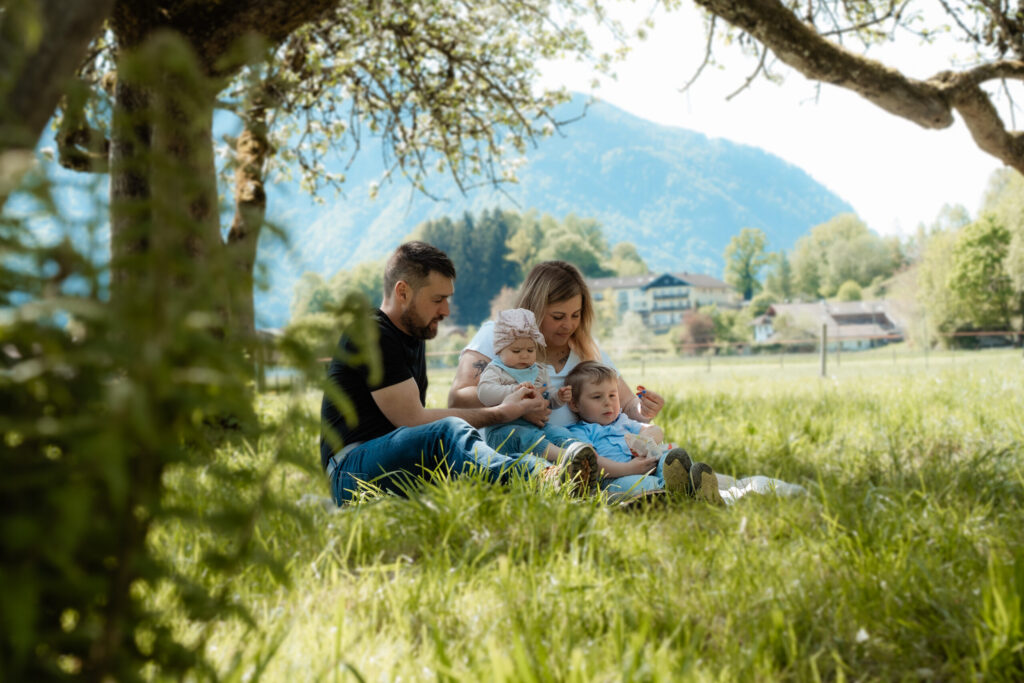 Familie sitzt auf Wieder und Picknickt
